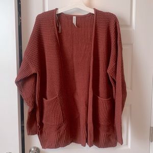 Zenana, thick, knit cardigan with pockets and side slits. Maroon, size XL